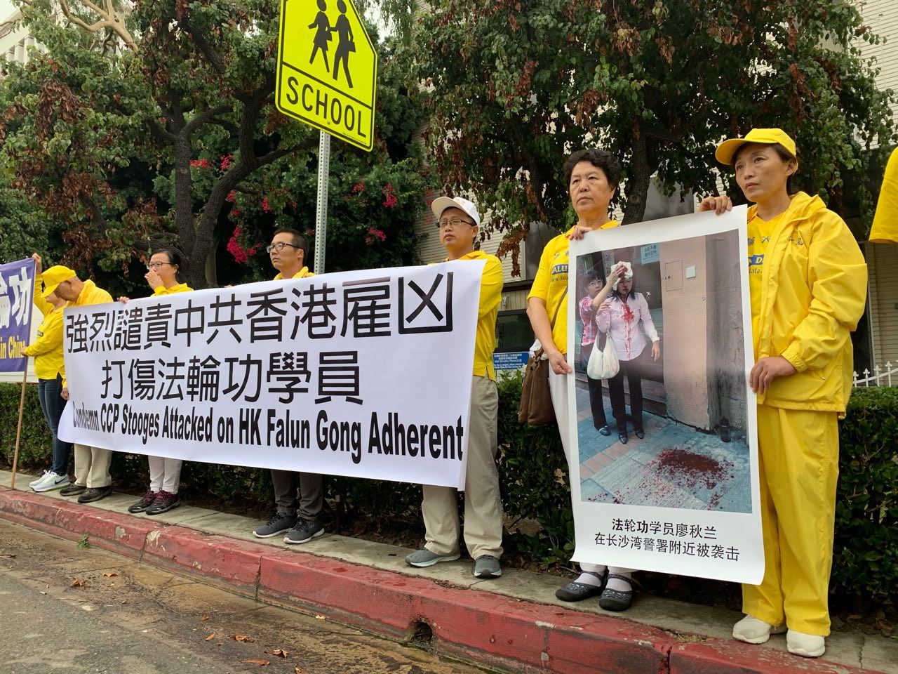 Image for article Los Angeles, Californie : Rassemblement au consulat chinois condamnant l'attaque d'une pratiquante de Falun Gong par des voyous communistes à Hong Kong