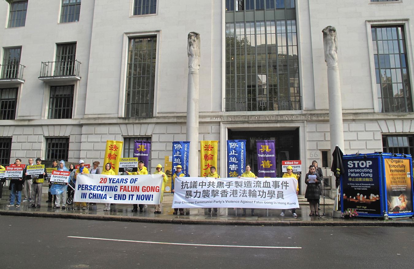 Image for article Londres, Royaume-Uni : Un rassemblement condamne l'attaque d'une pratiquante de Falun Gong par le PCC à Hong Kong