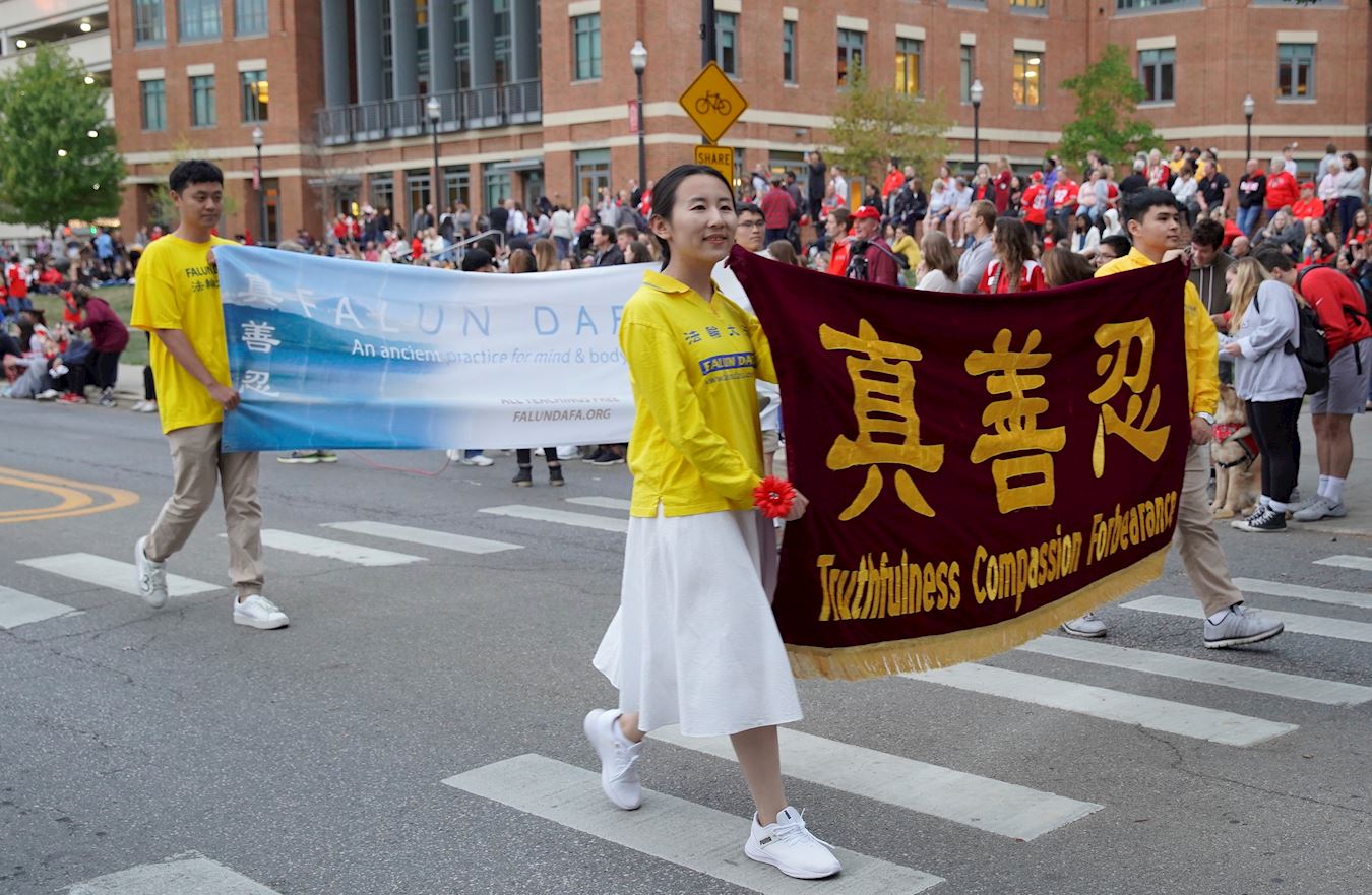 Image for article Columbus, Ohio : Le Falun Dafa est accueilli au défilé des retrouvailles d'une université