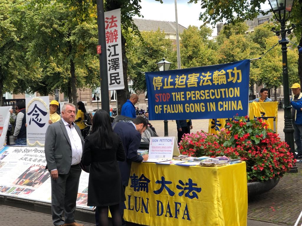 Image for article Les activités du Falun Gong devant la Chambre des représentants des Pays-Bas suscitent un soutien sincère