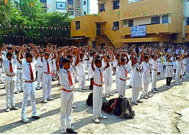 Image for article Nagpur, Inde : Des élèves du secondaire apprennent le Falun Dafa