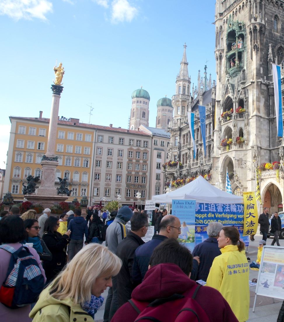 Image for article Allemagne : Présentation du Falun Gong pendant la fête d'octobre à Munich