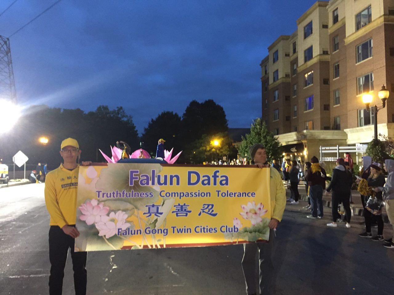 Image for article Minnesota : Le club de Falun Gong des Twin Cities participe au défilé de Homecoming de l'université