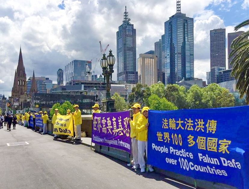 Image for article Australie : Les gens expriment leur soutien pendant les activités des pratiquants à Melbourne