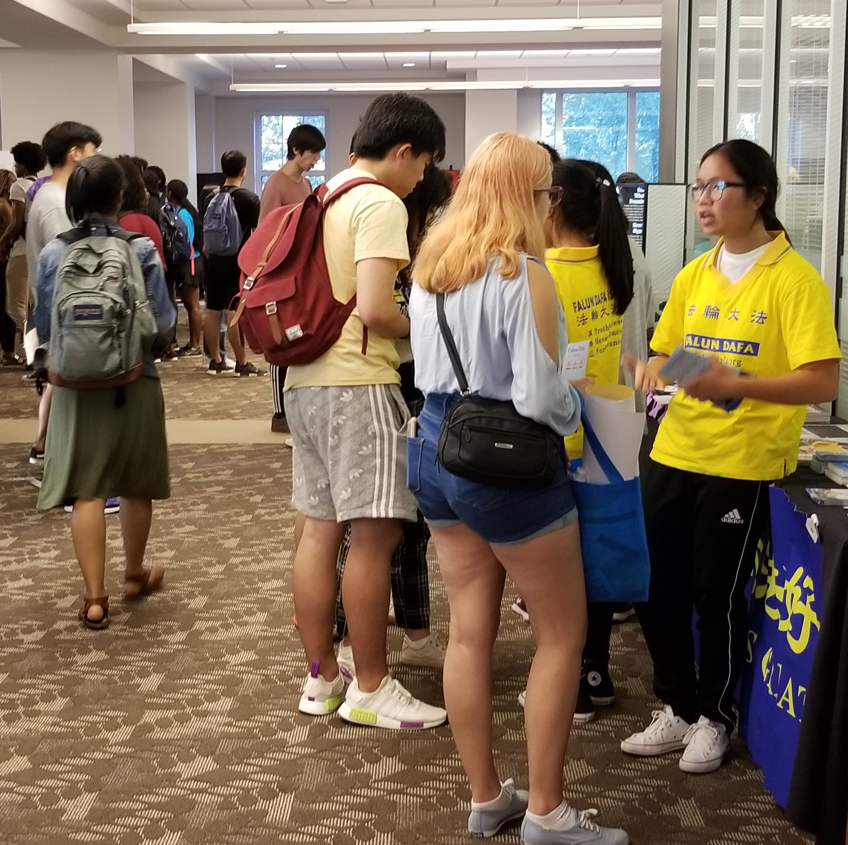 Image for article Géorgie : Le club de Falun Gong de l'université présente la pratique aux professeurs et aux étudiants