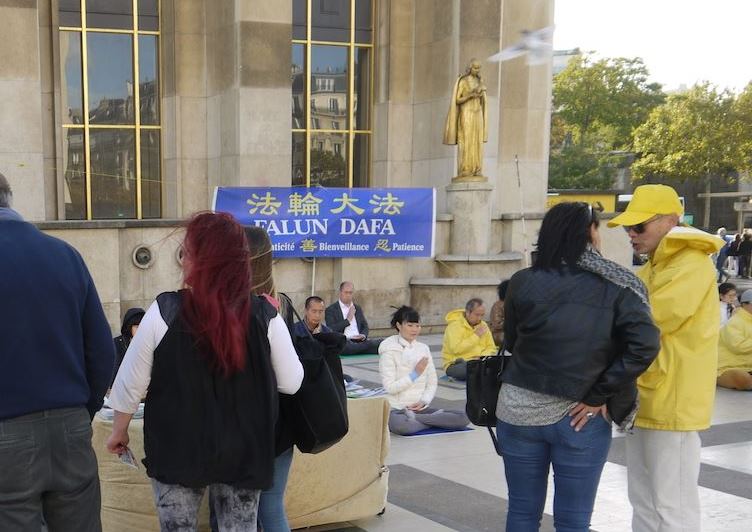 Image for article Paris, France : Des touristes touchés par la manifestation pacifique des pratiquants de Falun Gong
