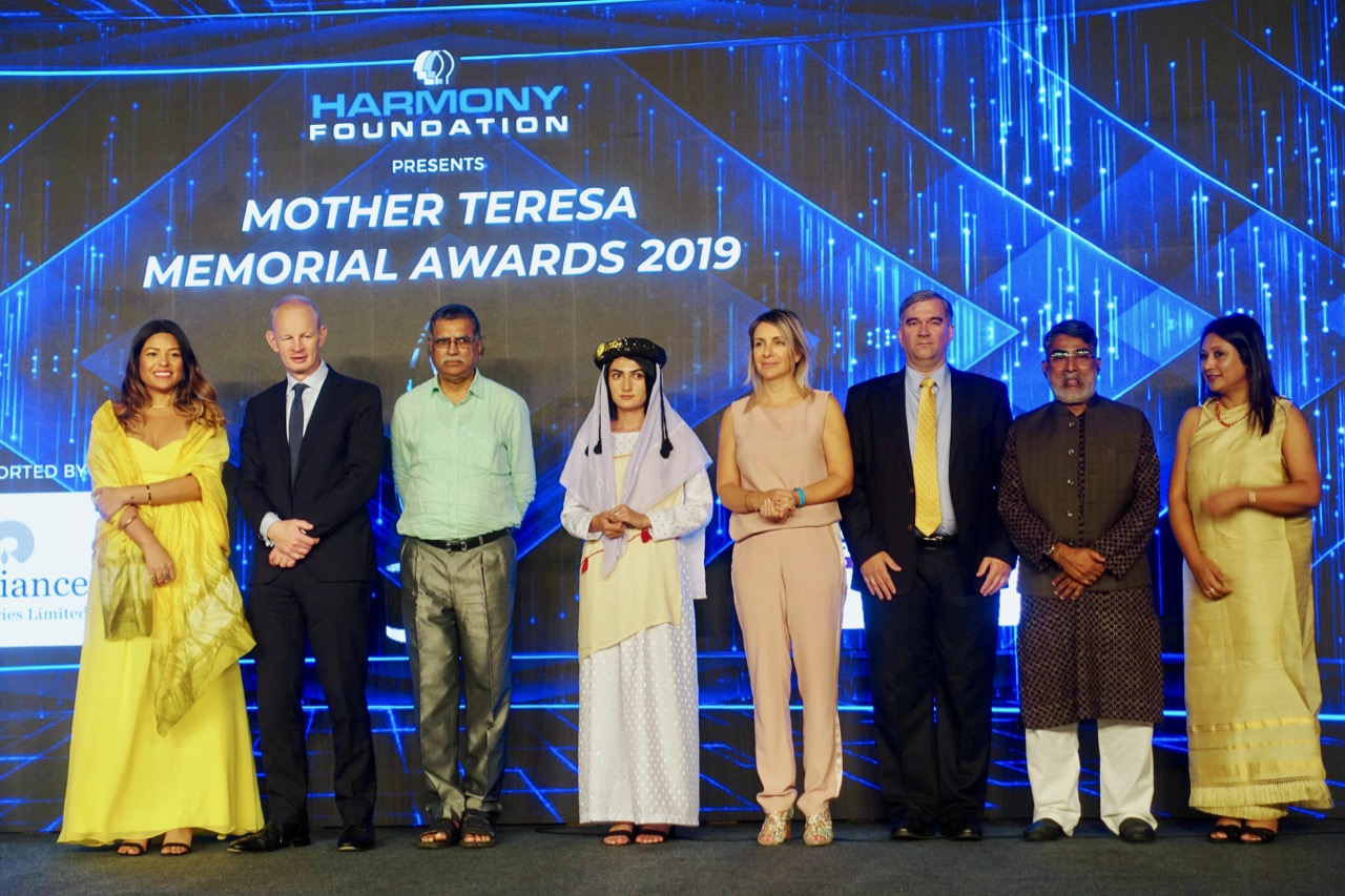 Image for article Inde : DAFOH a reçu le Prix commémoratif Mère Teresa pour avoir dénoncé le crime de prélèvements forcés d'organes en Chine