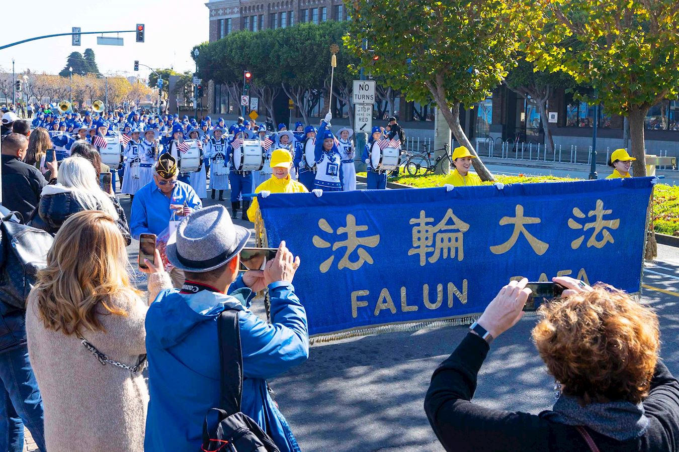 Image for article San Francisco : Le Tian Guo Marching Band est reçu chaleureusement au défilé du Jour des vétérans