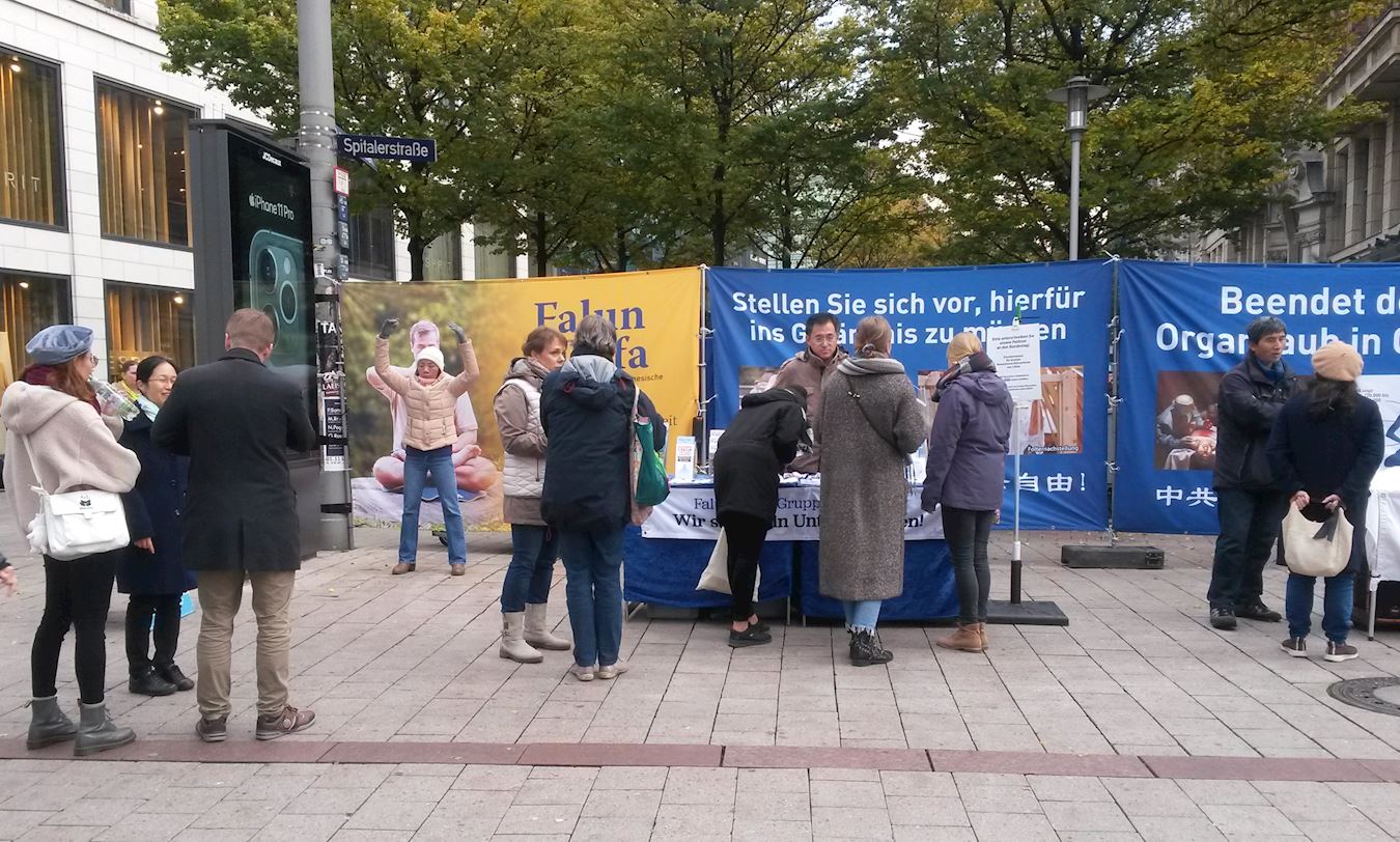 Image for article Des pratiquants de Falun Dafa de Hambourg sensibilisent à la persécution en Chine lors d’une journée d’information