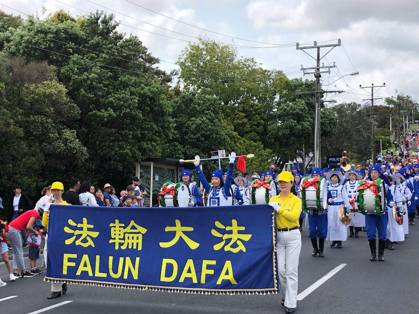Image for article Nouvelle-Zélande : Les pratiquants de Falun Gong participent au défilé du père Noël de Glenfield