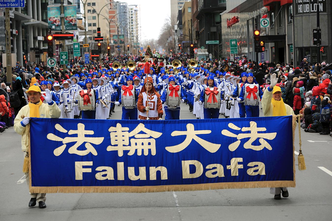Image for article Canada : Le Tian Guo Marching Band est chaleureusement accueilli au défilé de Noël de Montréal