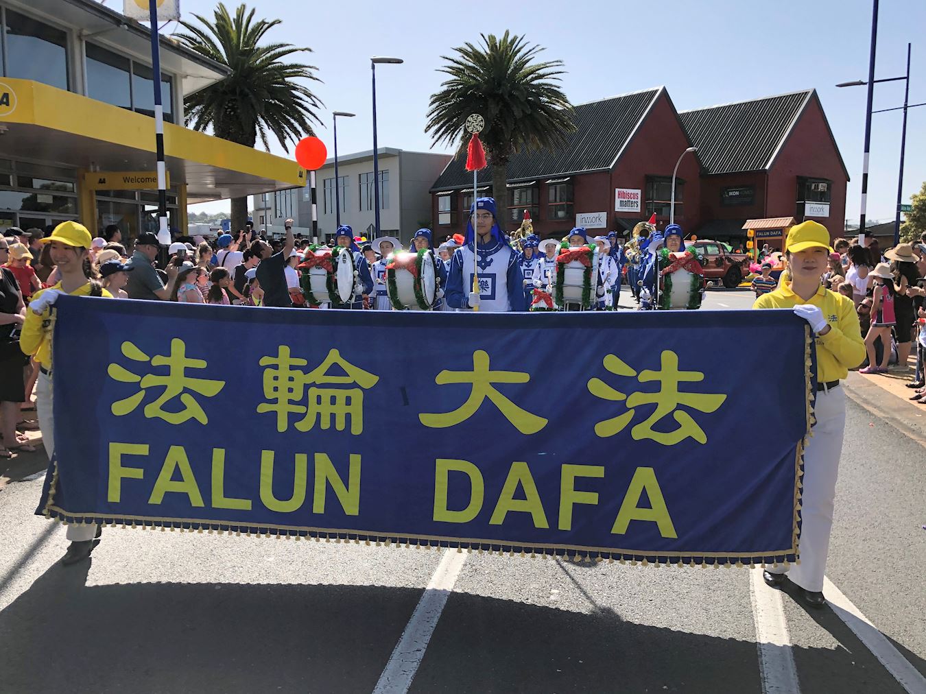 Image for article Nouvelle-Zélande : Les pratiquants de Falun Dafa participent au défilé de Noël d'Orewa