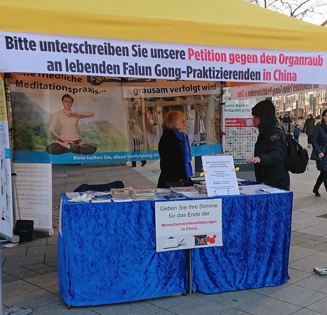 Image for article Allemagne : Beaucoup signent la pétition contre la persécution du Falun Gong lors de la Journée des droits de l’homme