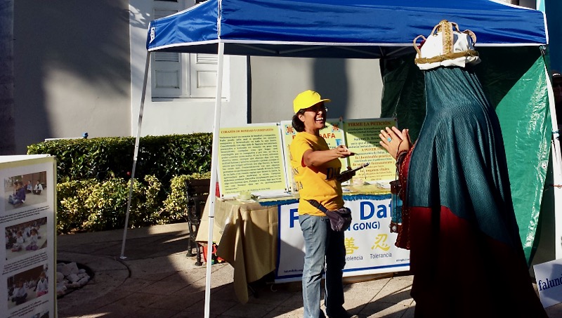 Image for article Porto Rico : Présentation du Falun Dafa au festival annuel de Noël du vieux San Juan