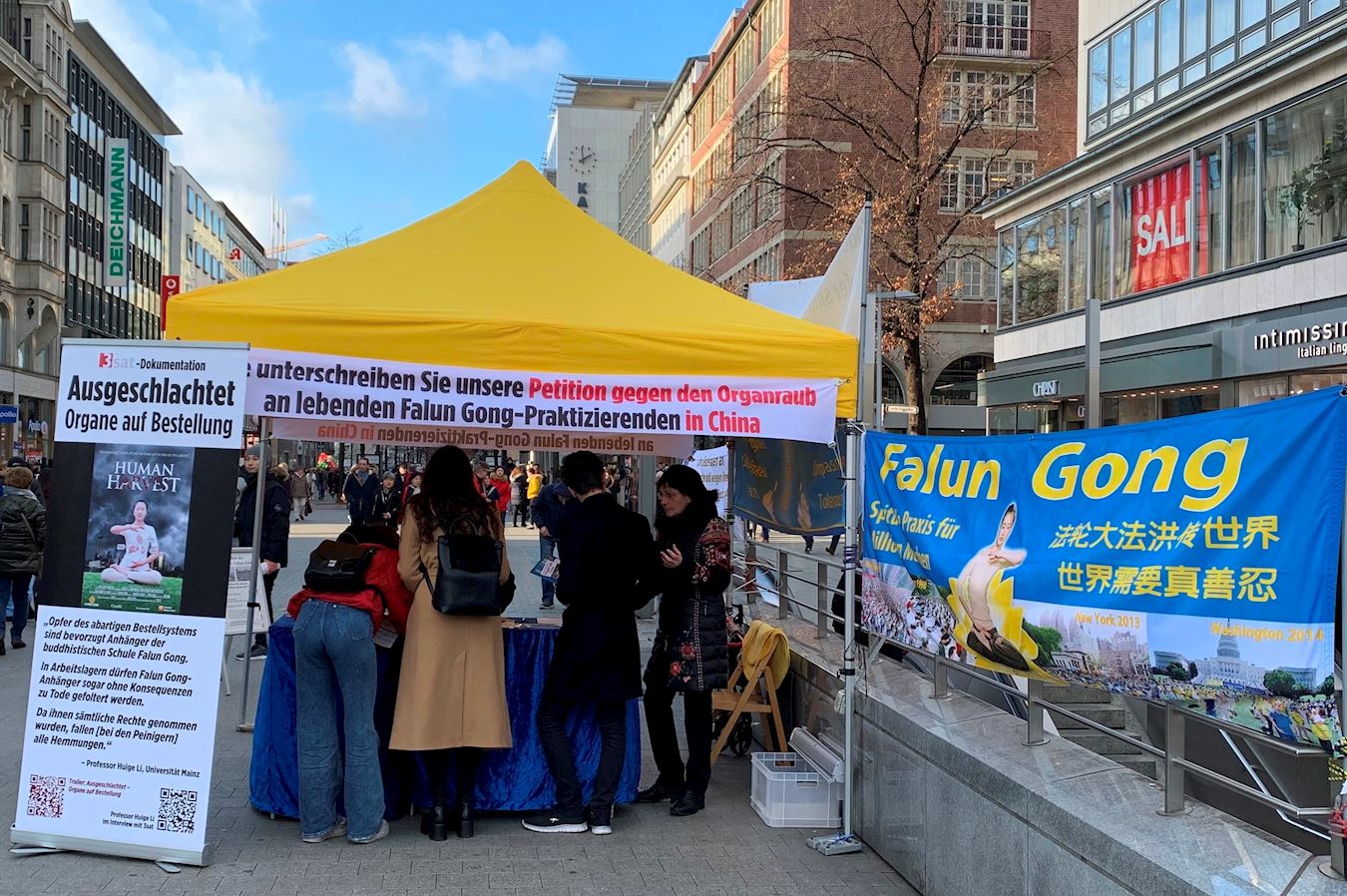 Image for article Allemagne : Les gens sont attirés par les principes du Falun Dafa à la première activité informative de 2020