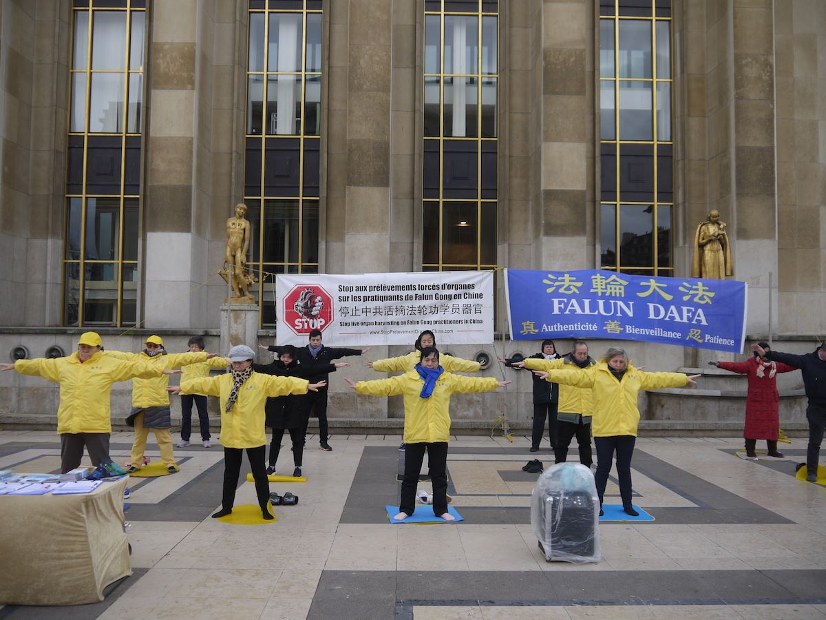 Image for article Des touristes découvrent le Falun Gong à Paris