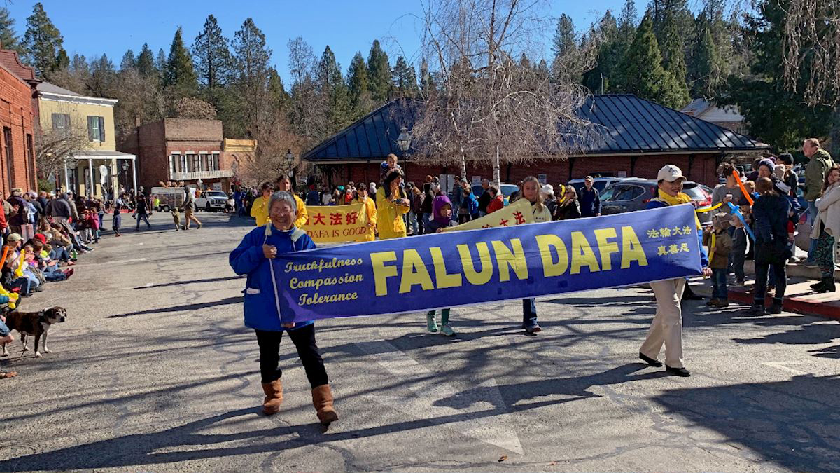 Image for article Le Falun Dafa est présenté lors de la célébration du Nouvel An chinois à Nevada City, Californie