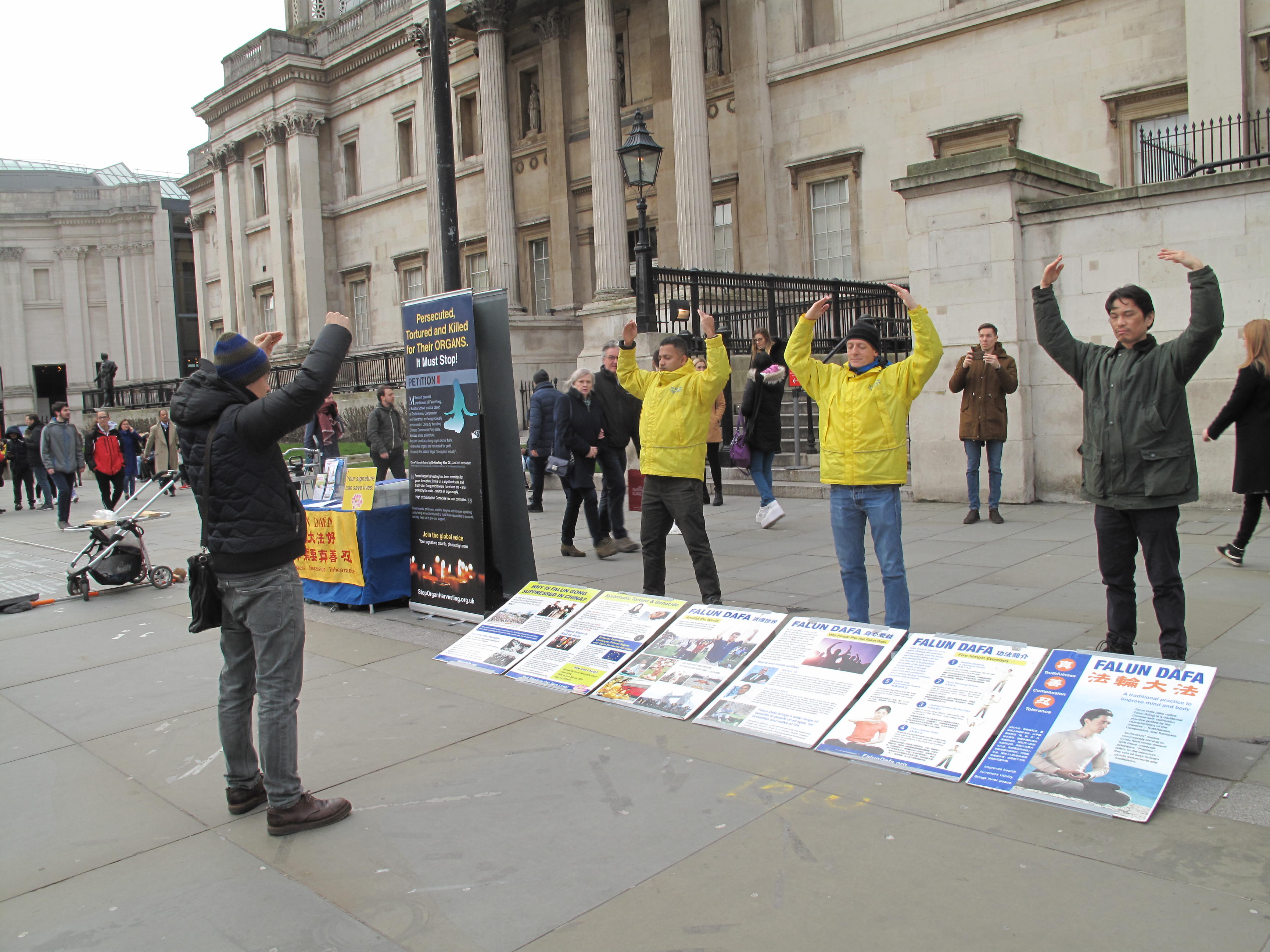 Image for article Londres : Des gens s'arrêtent pour apprendre les exercices à Trafalgar Square