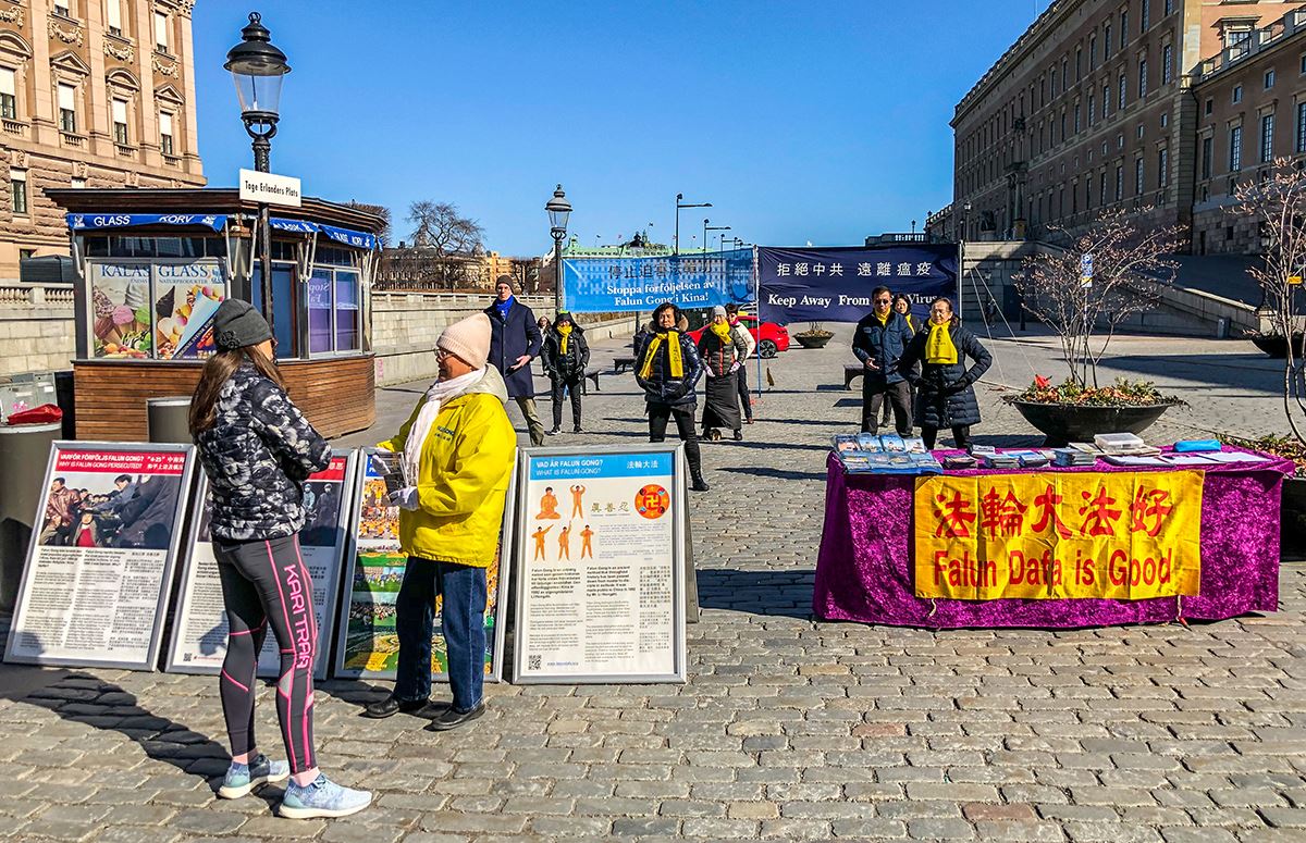 Image for article Suède : Les pratiquants de Falun Gong sensibilisent les gens sur la persécution malgré la pandémie du coronavirus