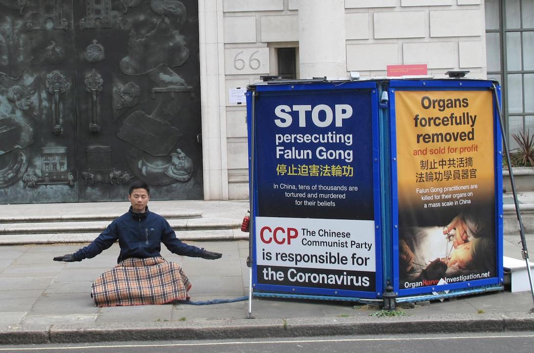 Image for article Une manifestation pacifique devant l'ambassade de Chine à Londres a marqué l'anniversaire de l'Appel du 25 avril