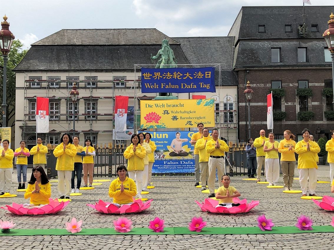 Image for article Allemagne : Les pratiquants de Düsseldorf célèbrent la Journée mondiale du Falun Dafa et dénoncent la persécution par le régime communiste