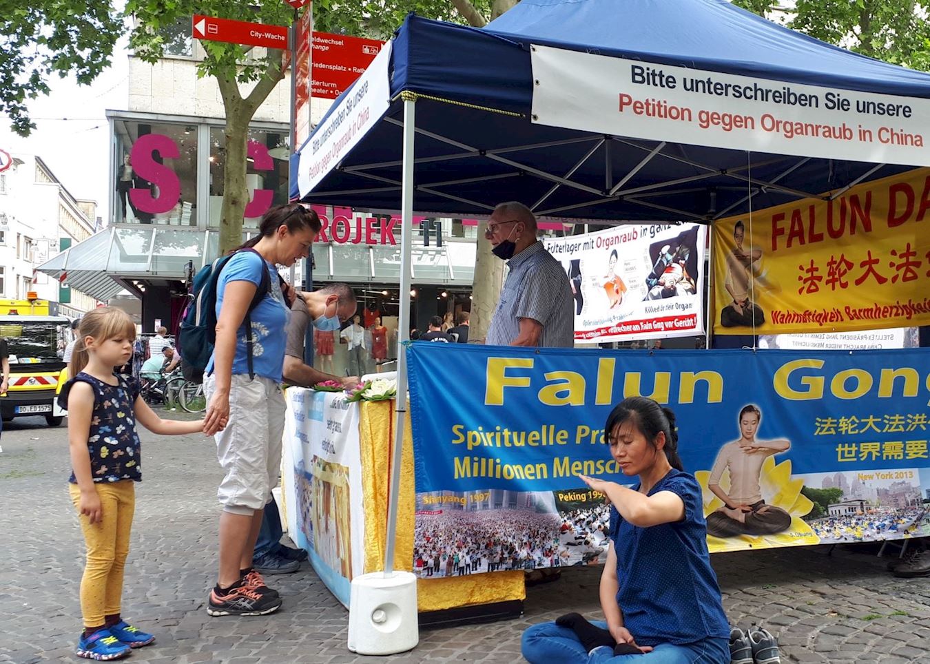 Image for article Dortmund, Allemagne : Une journée d'information sur le Falun Dafa attire les gens