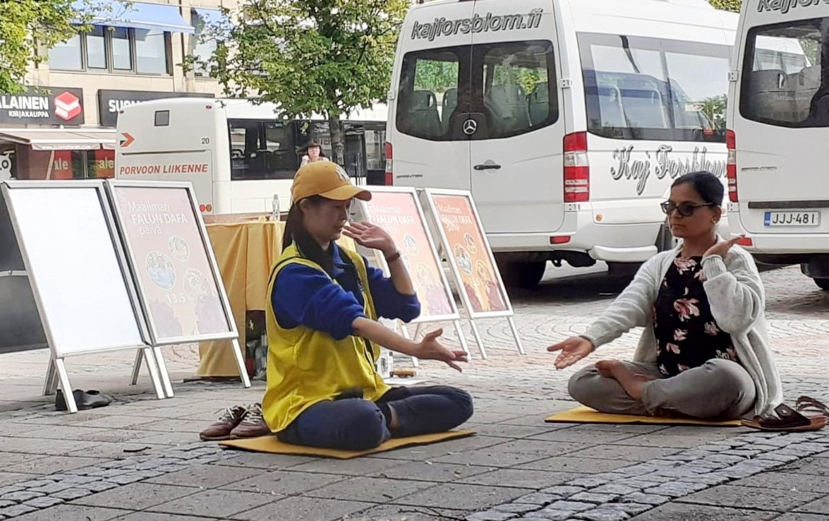 Image for article Présenter le Falun Dafa et dénoncer la persécution à Porvoo, l'une des six villes médiévales de Finlande