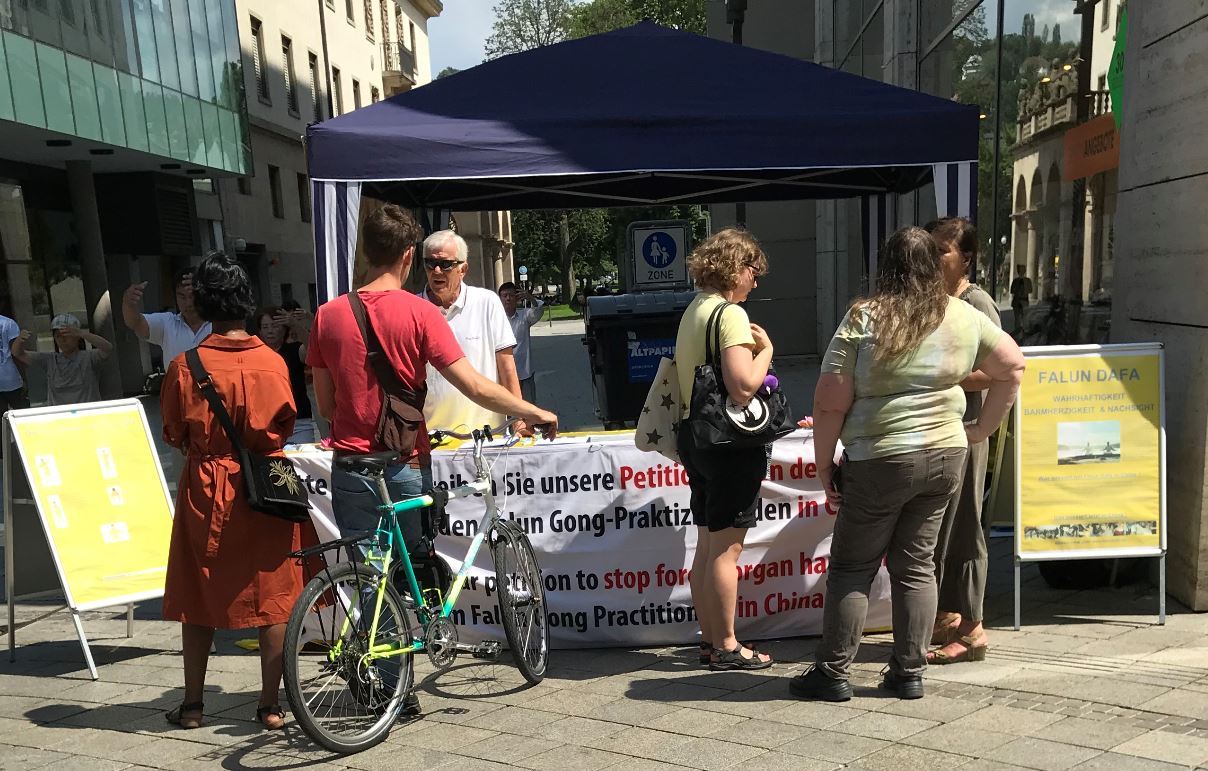 Image for article Les habitants de Stuttgart soutiennent le Falun Gong