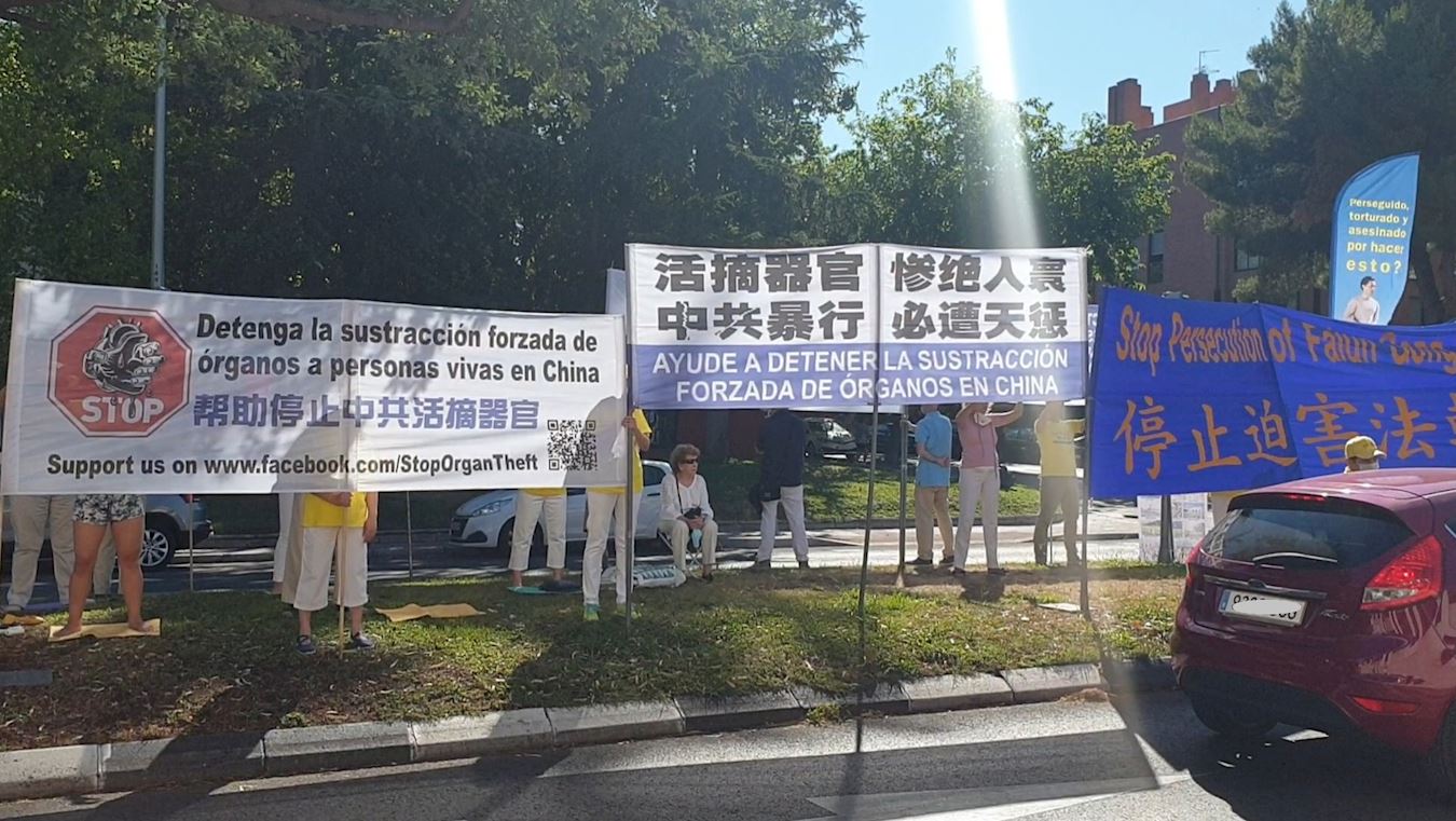 Image for article Les pratiquants de Falun Dafa organisent une manifestation pacifique devant l'ambassade de Chine à Madrid