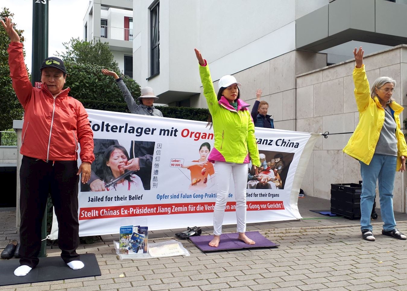 Image for article Düsseldorf, Allemagne : Les gens apprennent les faits auprès des pratiquants de Falun Gong près du consulat chinois