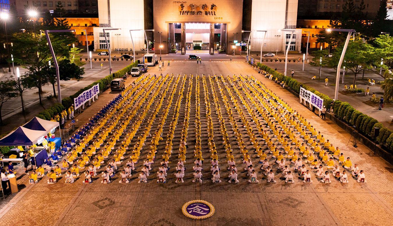 Image for article Taïwan : Des fonctionnaires participent à une veillée aux chandelles à Taipei pour commémorer les pratiquants morts au cours des 21 ans de la persécution