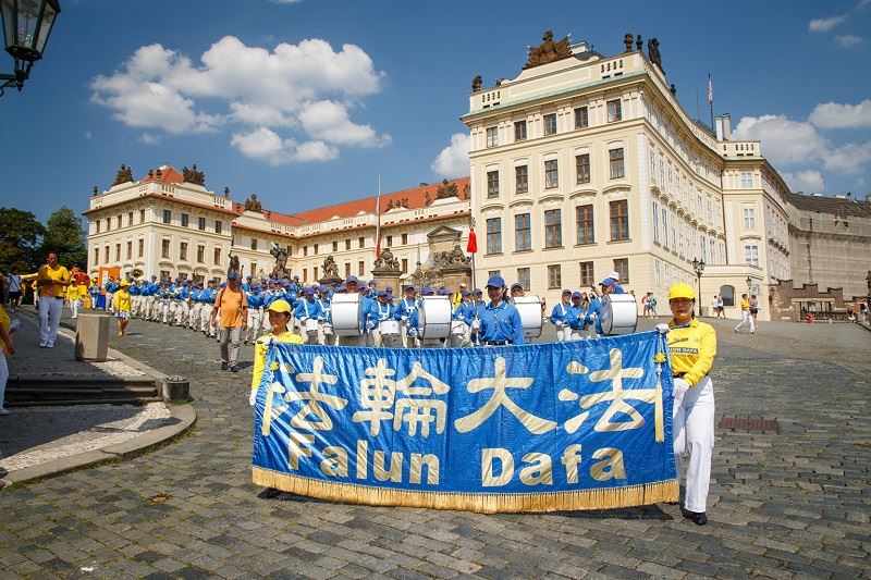 Image for article République tchèque : Le défilé du Falun Dafa à Prague apporte lumière et espoir