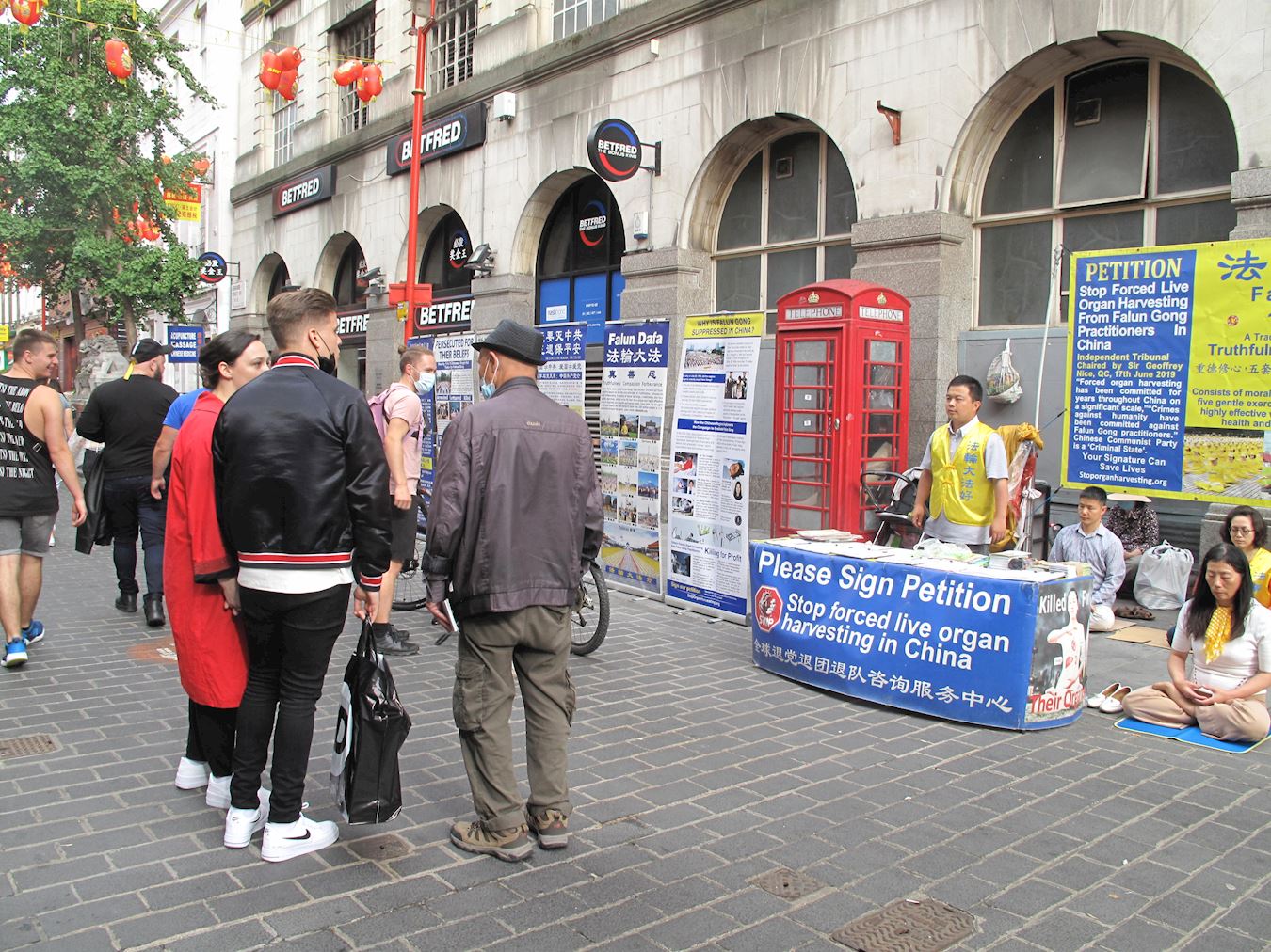 Image for article Des habitants de Londres : Les efforts des pratiquants de Falun Dafa aident chacun dans le monde