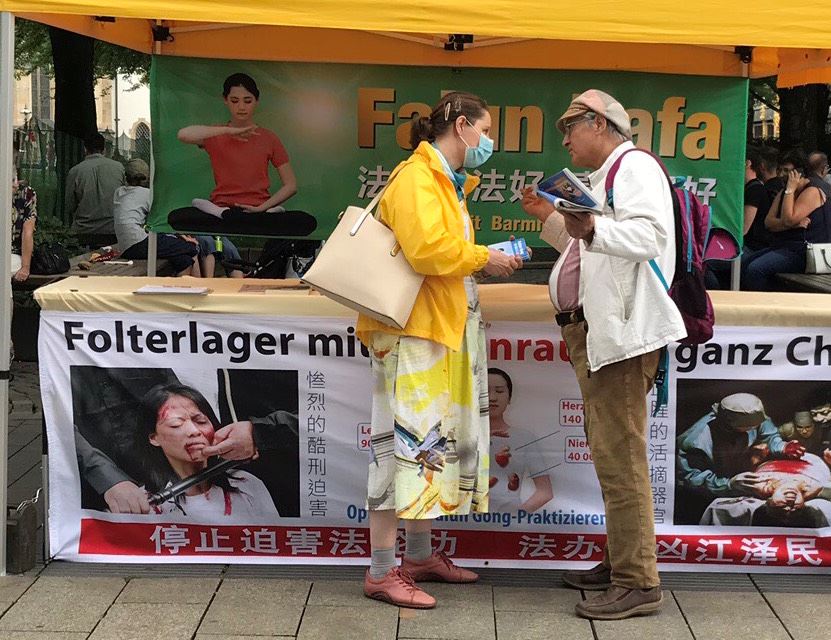 Image for article Leipzig, Allemagne : Des pratiquants d’Allemagne révèlent la persécution du Falun Gong en Chine aux habitants de Leipzig