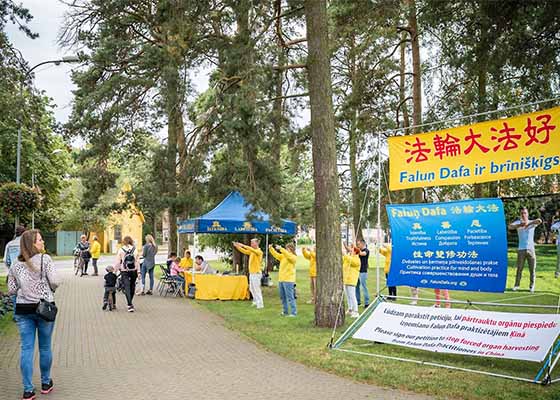 Image for article Les gens s’informent à propos du Falun Gong dans des stations balnéaires de Lettonie
