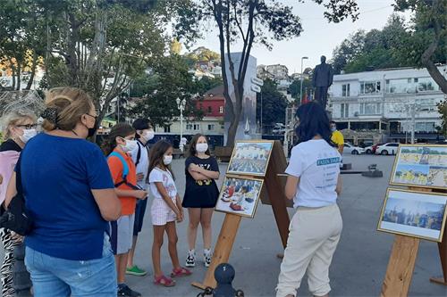 Image for article Istanbul, Turquie : Des passants découvrent la grâce du Falun Gong