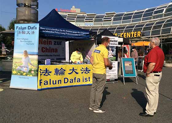 Image for article Allemagne : Soutien au Falun Dafa lors d'une activité d'information à Remscheid