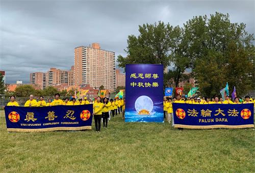 Image for article Les pratiquants de Falun Dafa de New York souhaitent respectueusement à Maître Li Hongzhi une joyeuse fête de la Mi-Automne ! 