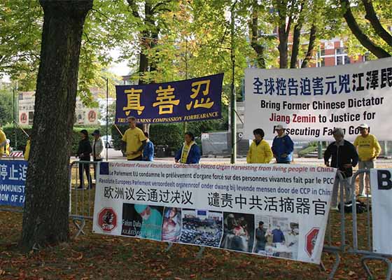 Image for article Les gens condamnent la persécution du Falun Dafa lors d'une activité devant l'ambassade de Chine à Bruxelles