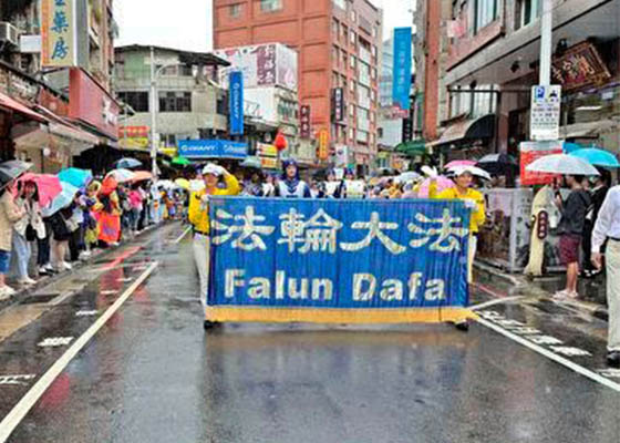 Image for article Taïwan : La prestation des pratiquants de Falun Dafa lors d'un défilé local touche le cœur des gens
