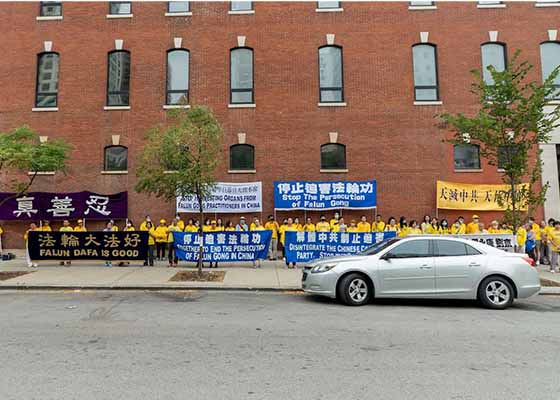 Image for article Chicago : Les pratiquants de Falun Dafa dénoncent les récentes arrestations en Chine devant le consulat chinois