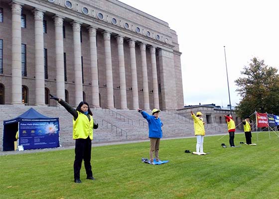 Image for article Finlande : Une activité du Falun Gong devant le Parlement et l’ambassade de Chine chaleureusement accueillie