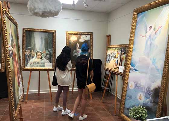 Image for article Texas : Les étudiants de l’université en apprennent davantage sur le Falun Dafa avec l’exposition L'Art de Zhen-Shan-Ren
