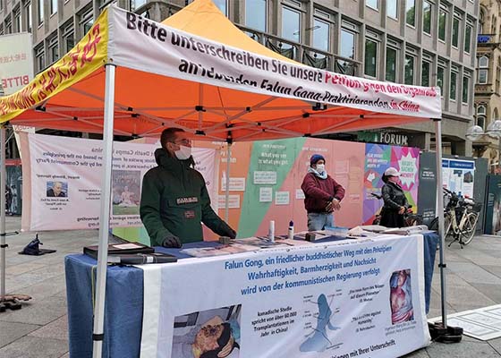 Image for article Allemagne : Une campagne de signature hebdomadaire devant la cathédrale de Cologne sensibilise les gens à la persécution