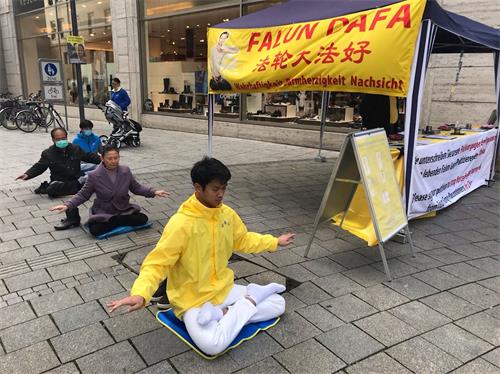 Image for article Allemagne : Lors de la Journée d'information sur le Falun Dafa à Stuttgart, les gens condamnent la persécution ayant cours en Chine