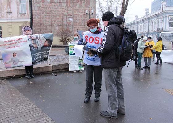 Image for article Des habitants d'Irkoutsk, en Russie, condamnent la persécution et signent pour en finir avec le PCC
