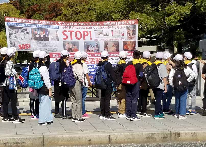 Image for article Hiroshima, Japon : Les touristes et les habitants locaux découvrent le Falun Dafa au parc du Mémorial de la Paix