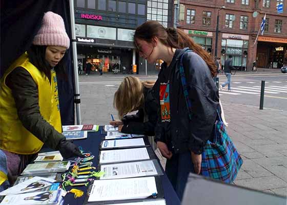 Image for article Finlande : les gens condamnent la persécution en cours et encouragent les efforts des pratiquants lors d'une activité à Helsinki