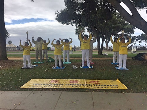 Image for article Los Angeles : Des pratiquants organisent des événements hebdomadaires sur la plage de Santa Monica pour sensibiliser les gens à la persécution en Chine
