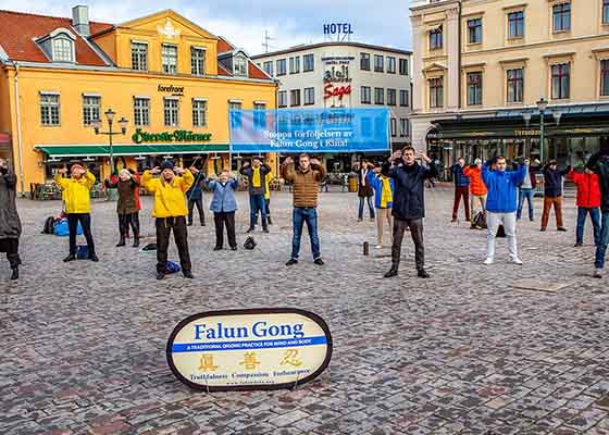 Image for article Des habitants de la ville suédoise de Linköping condamnent le PCC pour sa persécution du Falun Gong